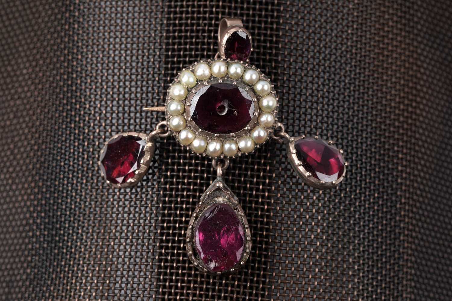 Lot 78 - A Georgian garnet and seed pearl pendant brooch