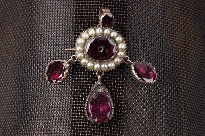 Lot 78 - A Georgian garnet and seed pearl pendant brooch