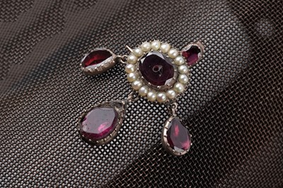 Lot 78 - A Georgian garnet and seed pearl pendant brooch