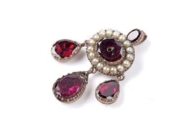 Lot 78 - A Georgian garnet and seed pearl pendant brooch