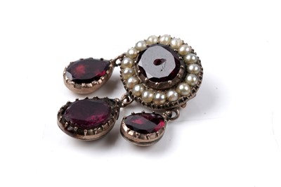 Lot 78 - A Georgian garnet and seed pearl pendant brooch