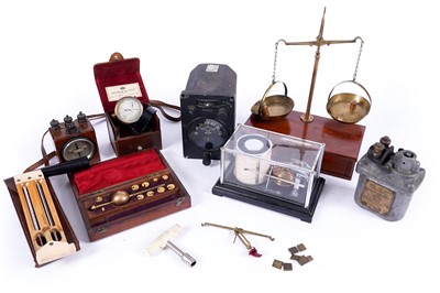 Lot 529 - A collection of scientific items