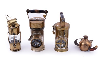 Lot 355 - A collection of lamps