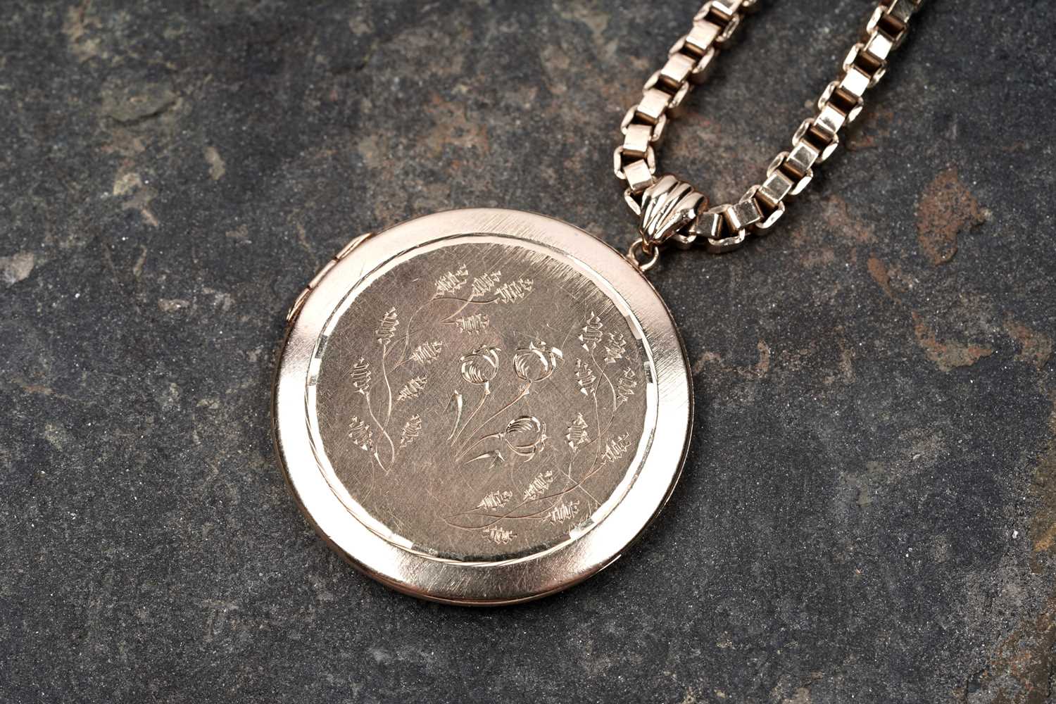 Lot 51 - A 9ct gold box link necklace with pendant locket