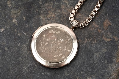 Lot 51 - A 9ct gold box link necklace with pendant locket