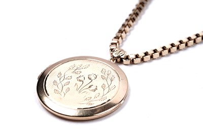 Lot 51 - A 9ct gold box link necklace with pendant locket