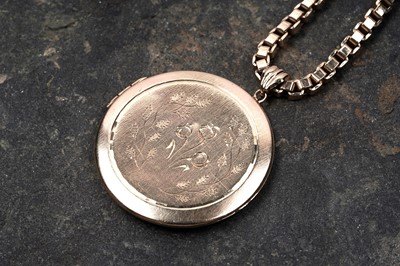 Lot 51 - A 9ct gold box link necklace with pendant locket
