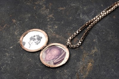 Lot 51 - A 9ct gold box link necklace with pendant locket