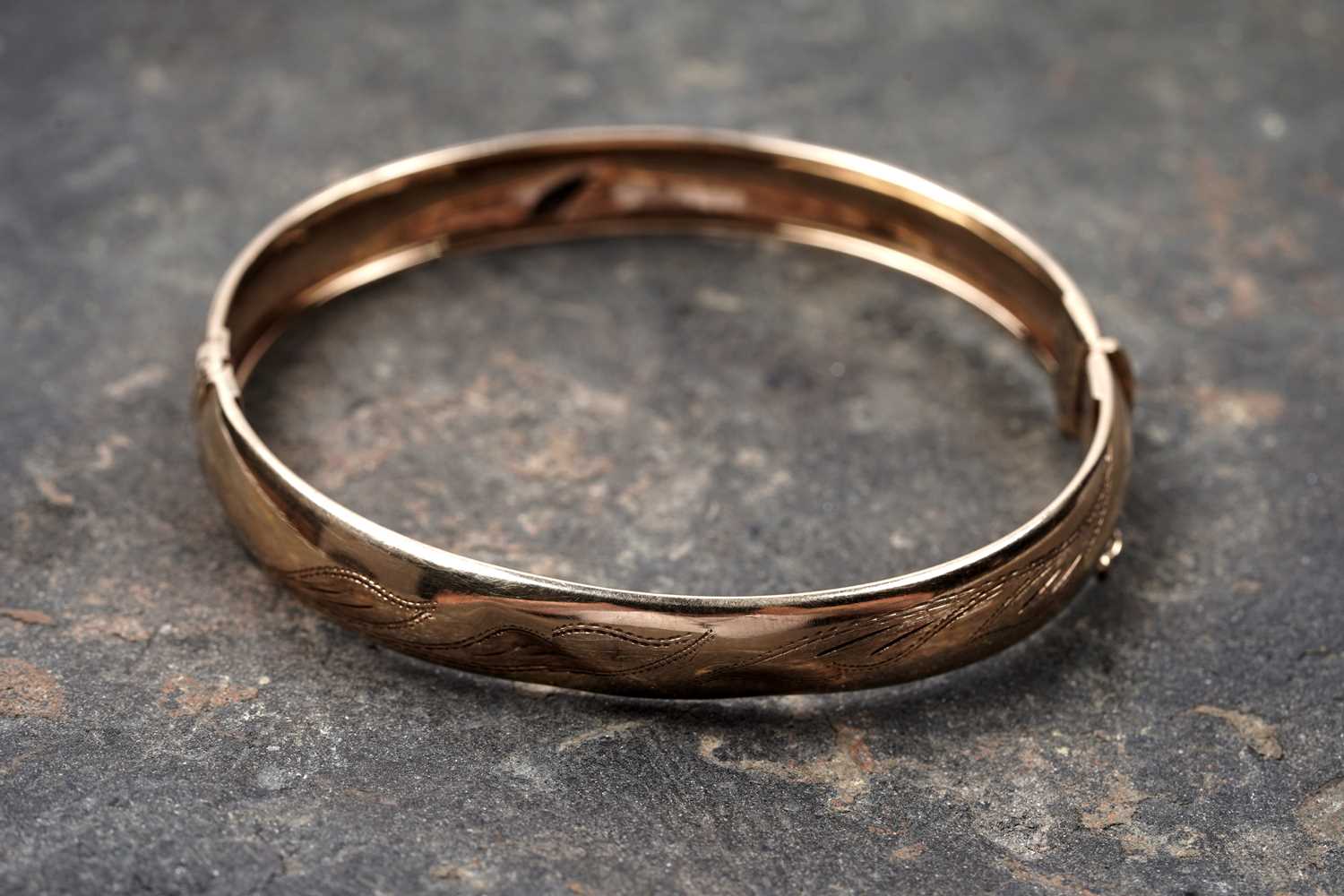 Lot 54 - An Italian gold hinged bangle