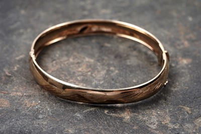 Lot 54 - An Italian gold hinged bangle