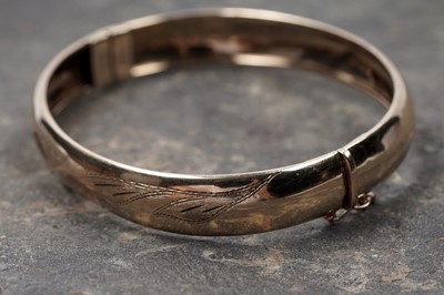Lot 54 - An Italian gold hinged bangle