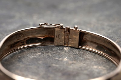 Lot 54 - An Italian gold hinged bangle