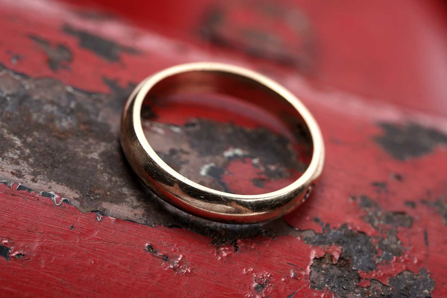Lot 57 - An early 20th Century gold band sunken-set with an eight-cut diamond