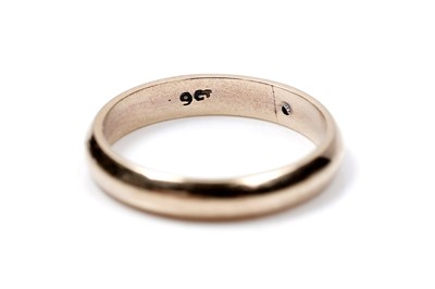 Lot 57 - An early 20th Century gold band sunken-set with an eight-cut diamond