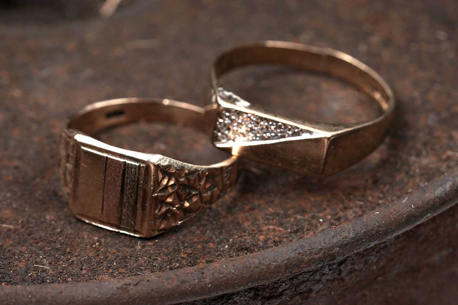 Lot 58 - Two modern 9ct gold signet rings