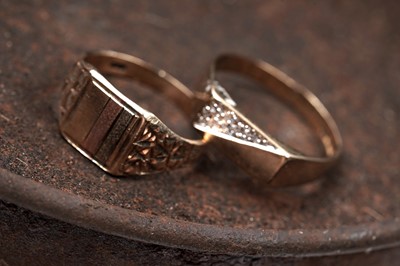 Lot 58 - Two modern 9ct gold signet rings