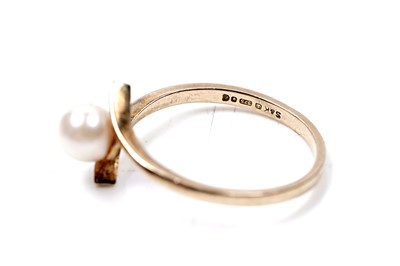 Lot 64 - Four 9ct gold rings, including a wishbone ring