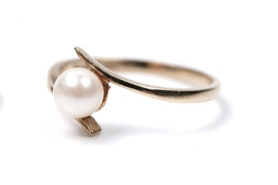 Lot 64 - Four 9ct gold rings, including a wishbone ring