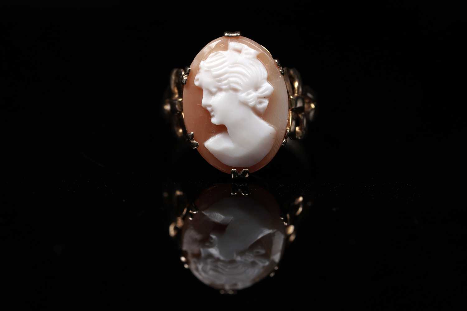 Lot 89 - A 1930s cameo ring
