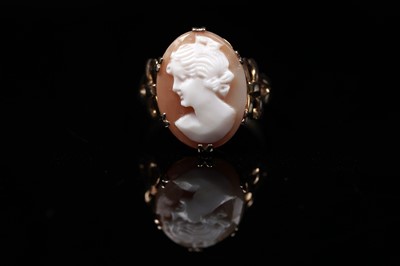 Lot 89 - A 1930s cameo ring