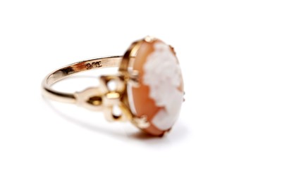 Lot 89 - A 1930s cameo ring