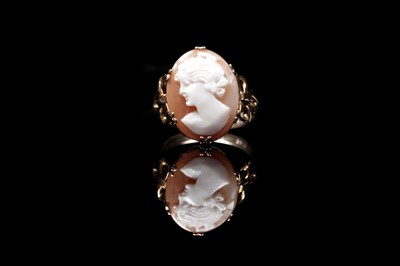 Lot 89 - A 1930s cameo ring
