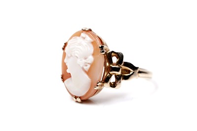 Lot 89 - A 1930s cameo ring