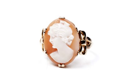 Lot 89 - A 1930s cameo ring