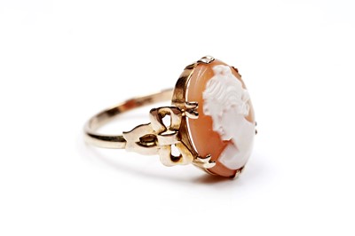 Lot 89 - A 1930s cameo ring
