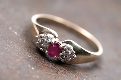 Lot 93 - A ruby and diamond bow pattern ring