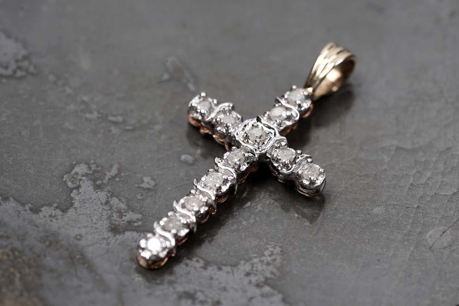 Lot 95 - A diamond cruciform pendant