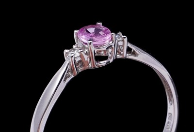 Lot 73 - A pink sapphire and diamond ring