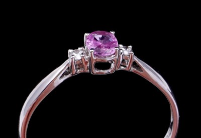 Lot 73 - A pink sapphire and diamond ring