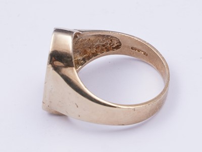 Lot 33 - A signet ring bearing the crest of the England National Football Team
