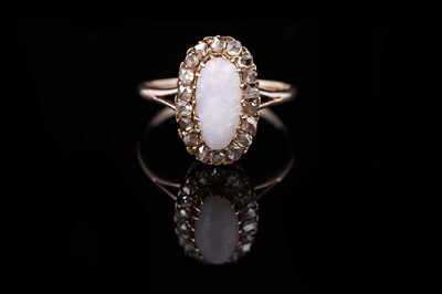 Lot 66 - An early 20th Century opal and rose cut diamond ring