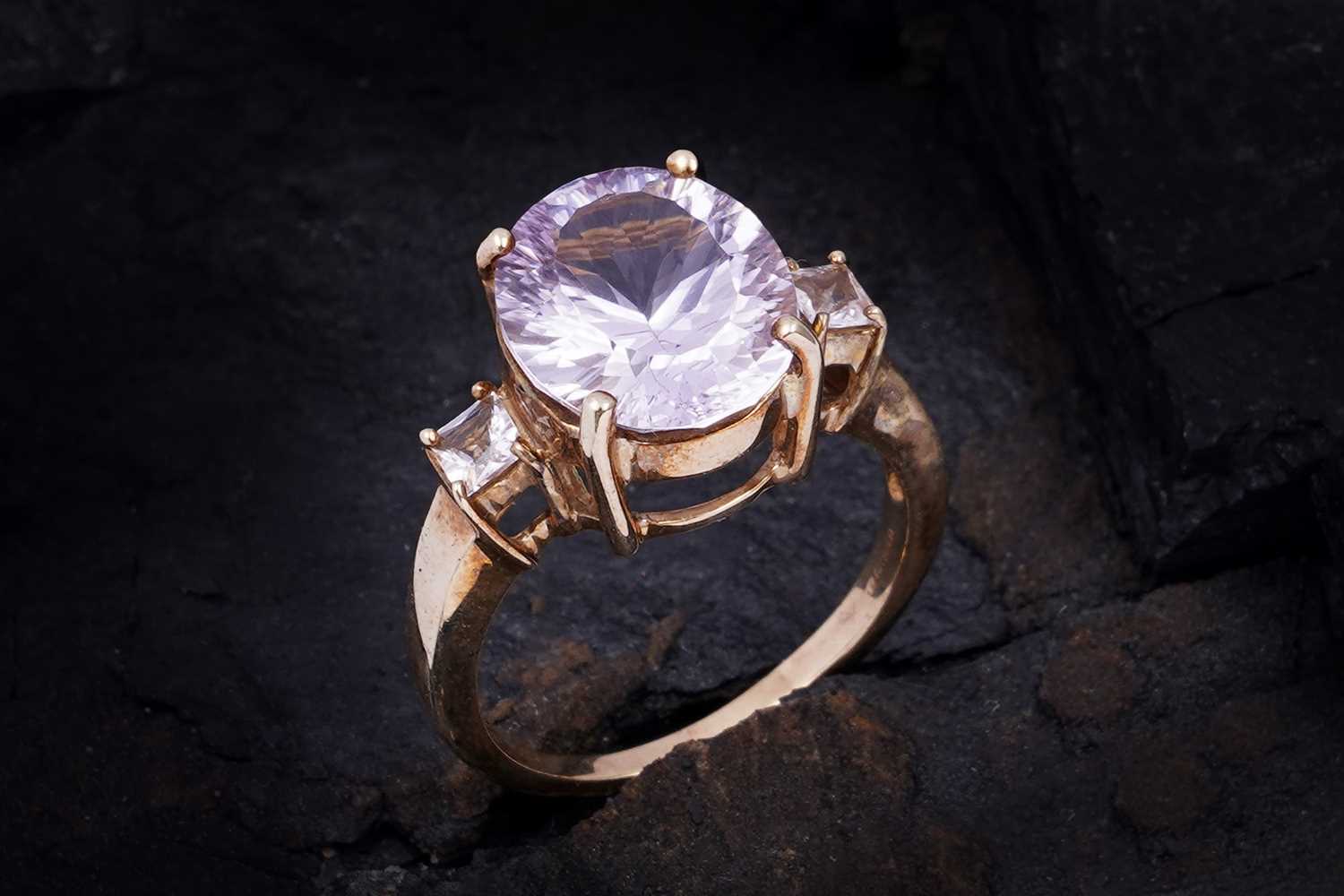 Lot 38 - An amethyst and goshenite dress ring