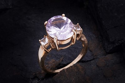Lot 38 - An amethyst and goshenite dress ring