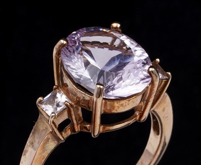 Lot 38 - An amethyst and goshenite dress ring