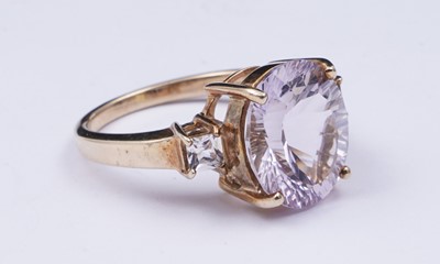 Lot 38 - An amethyst and goshenite dress ring