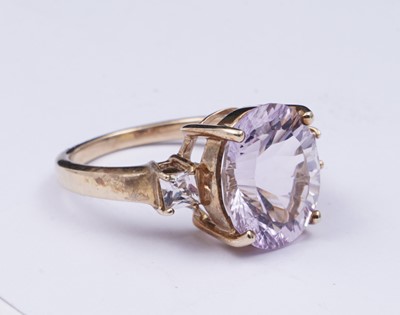 Lot 38 - An amethyst and goshenite dress ring