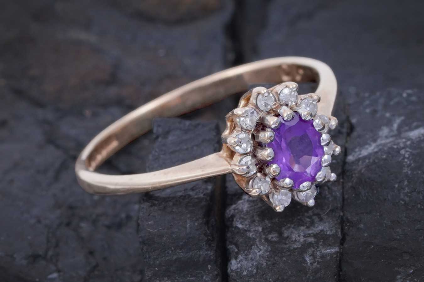 Lot 39 - A contemporary amethyst and diamond ring