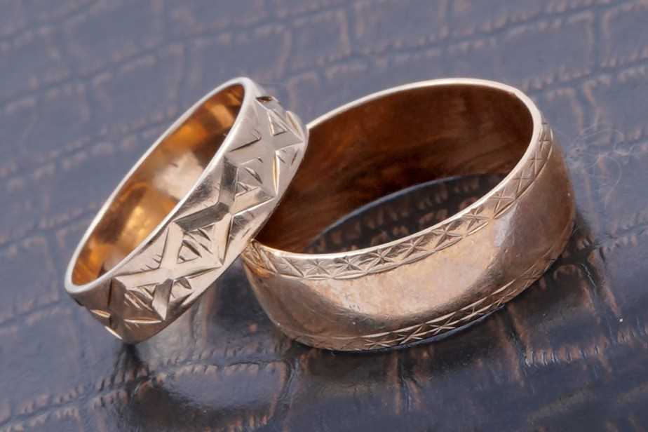 Lot 43 - Two 9ct gold wedding bands