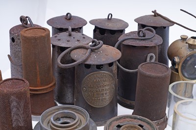 Lot 161 - A collection of lamp parts
