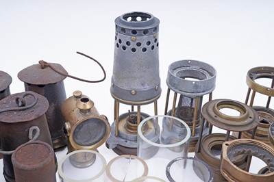 Lot 161 - A collection of lamp parts