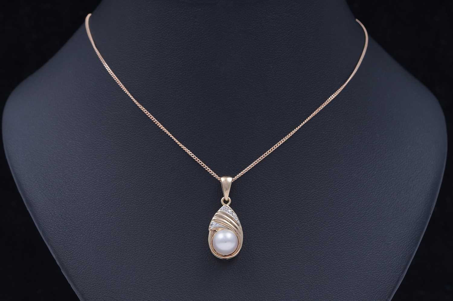 Lot 46 - A cultured pearl and diamond pendant necklace