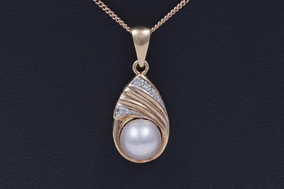 Lot 46 - A cultured pearl and diamond pendant necklace
