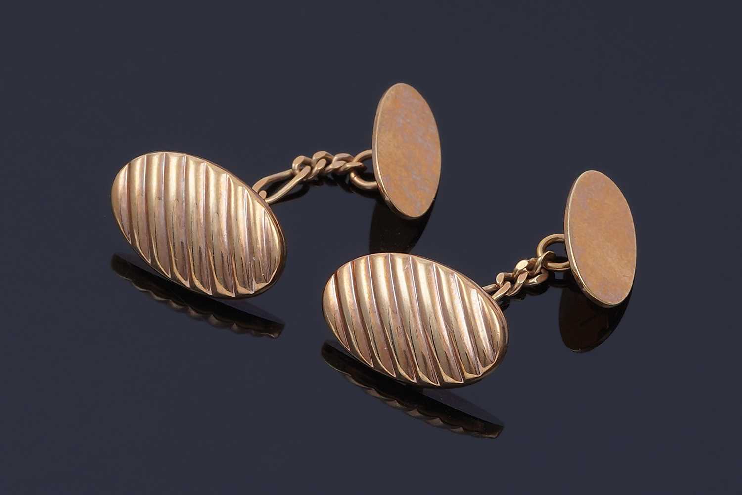 Lot 49 - A pair of 9ct gold cufflinks