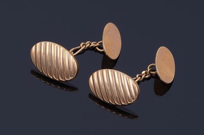 Lot 49 - A pair of 9ct gold cufflinks