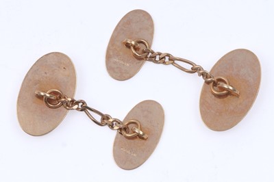 Lot 49 - A pair of 9ct gold cufflinks