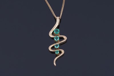 Lot 50 - A contemporary emerald pendant necklace
